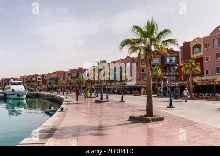 Hurghada, Egitto - 31 maggio 2021: Strada colorata Promenade di New Marina a Hurghada, popolare località balneare lungo la costa del Mar Rosso in Egitto. Foto Stock