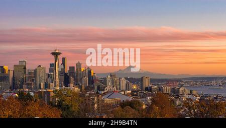 Skyline di Seattle dominato da Space Needle e Mt. Rainier in lontananza al tramonto, Washington state, USA Foto Stock