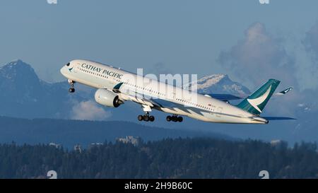 Richmond, British Columbia, Canada. 2 Dic 2021. Un Airbus Cathay Pacific Airways A350-900 Jet (B-LRO) decollo dall'Aeroporto Internazionale di Vancouver. (Credit Image: © Bayne Stanley/ZUMA Press Wire) Foto Stock