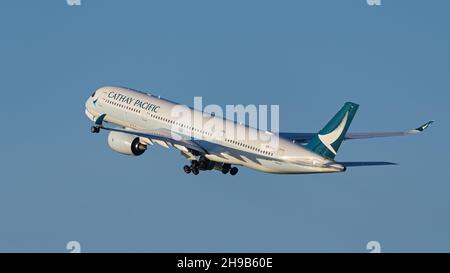 Richmond, British Columbia, Canada. 2 Dic 2021. Un Airbus Cathay Pacific Airways A350-900 Jet (B-LRO) decollo dall'Aeroporto Internazionale di Vancouver. (Credit Image: © Bayne Stanley/ZUMA Press Wire) Foto Stock