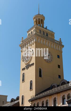 Territorio di Sochi Krasnodar Russia 29 aprile 2018. Rosa Khutor orologio sulla bella torre dell'alto edificio dell'hotel. Krasnaya Polyana sci d'inverno reso Foto Stock