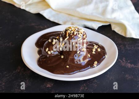 Dessert al cioccolato profiteroles su sfondo di legno scuro Foto Stock