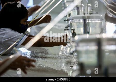 6 dicembre 2021: Gli studenti si lavano le mani prima di frequentare lezioni di persona in una scuola elementare a Makati City, Metro Manila, Filippine. 6 dicembre 2021. Circa 28 scuole nella capitale filippina hanno iniziato a condurre classi limitate faccia a faccia con rigorosi protocolli sanitari per prevenire la diffusione di COVID-19. (Credit Image: © Basilio Sepe/ZUMA Press Wire) Foto Stock