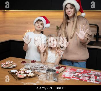 Preparatevi per le vacanze di Natale. I bambini preparano il pan di zenzero in cucina Foto Stock