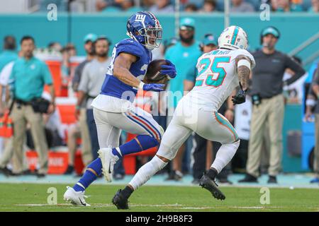 Domenica 5 dicembre 2021; Miami Gardens, Florida USA; il running back dei New York Giants Devontae Booker (28) corre con la palla durante una gara della NFL contro i Miami Dolphins all'Hard Rock Stadium. I Dolphins batterono i Giants 20-9. (Kim Hukari/immagine dello sport) Foto Stock