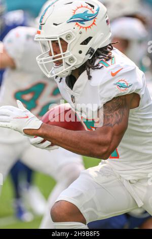 Domenica 5 dicembre 2021; Miami Gardens, Florida USA; il wide receiver dei Miami Dolphins Jaylen Waddle (17) corre con la palla durante una gara della NFL contro i New York Giants all'Hard Rock Stadium. I Dolphins batterono i Giants 20-9. (Kim Hukari/immagine dello sport) Foto Stock