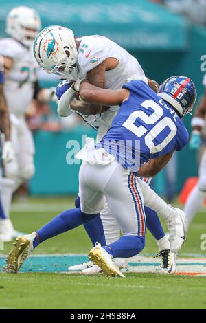 Domenica 5 dicembre 2021; Miami Gardens, Florida USA; il wide receiver dei Miami Dolphins DeVante Parker (11) ricevette un passaggio mentre il cornerback dei New York Giants Julian Love (20) placcò durante una partita della NFL all'Hard Rock Stadium. I Dolphins batterono i Giants 20-9. (Kim Hukari/immagine dello sport) Foto Stock