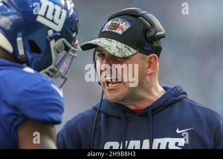 Domenica 5 dicembre 2021; Miami Gardens, Florida USA; il capo-allenatore dei New York Giants Joe Judge si fa emozionare con un giocatore durante una partita della NFL contro i Miami Dolphins all'Hard Rock Stadium. I Dolphins batterono i Giants 20-9. (Kim Hukari/immagine dello sport) Foto Stock