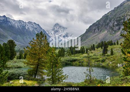 Bellissimo laghetto sulle montagne Siberiane. Foresta-tundra in condizioni meteorologiche avverse. Sayan orientale. Buryatia. Russia Foto Stock