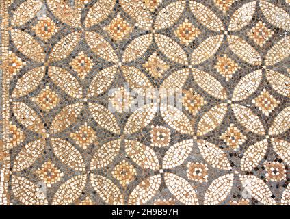 Frammento di antico mosaico presso le grandi Terme, Dion, Pieria, Grecia. Antica cornice a mosaico con spazio per la copia del testo Foto Stock