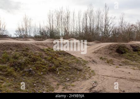 Parco skate e pista per mountain bike per bambini in autunno Foto Stock