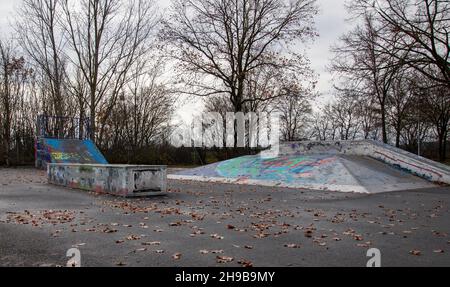 Parco skate e pista per mountain bike per bambini in autunno Foto Stock