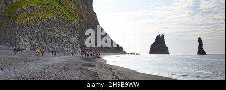 Vik, Islanda il 30 luglio 2021: Turisti sulla spiaggia di sabbia nera in Islanda Foto Stock