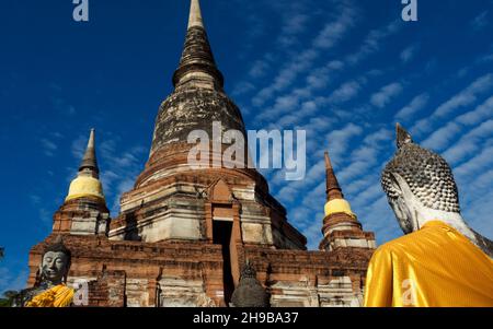 Statua del Buddha di fronte allo stupa centrale, Wat Yai Chai Mongkhon, Thailandia, Asia Foto Stock