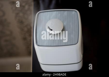 Moderno umidificatore d'aria a casa. Migliorare il comfort di vivere in una casa, migliorare il benessere. Foto Stock