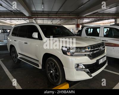 OYTA Land Cruiser Serie 200 Restyling 2 Excalibur vista frontale, vista su tre quarti, faro spento Foto Stock