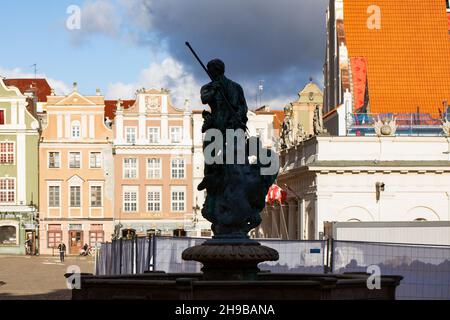 Poznan, Polonia - figure mitologiche sulle fontane, la città vecchia (piazza del mercato) e i suoi monumenti. Foto Stock