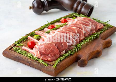 Costolette di agnello su sfondo di legno Foto Stock