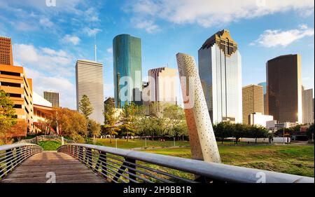 Ponte di legno a Buffalo Bayou Park, con una bella vista del centro di Houston (skyline / grattacieli) in background in una giornata estiva - Houston, Texas, Foto Stock