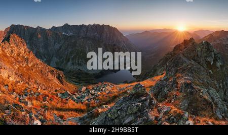 Panorama di montagna al tramonto, Tatra Foto Stock