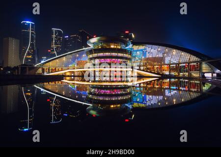 Vista notturna di Qianjiang Città Nuova, Hangzhou, Zhejiang, Cina Foto Stock