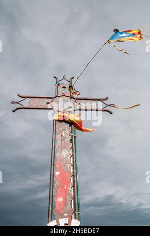 Croce metallica sulla cima con bandiera catalana indipendente in cima, Sant Miquel de Solterra, il Massif Guilleries, Catalogna, Spagna Foto Stock