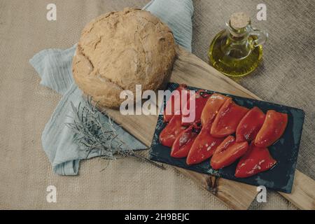 Tapas su pane croccante - selezione di tapas spagnole servite su una baguette a fette. Foto Stock