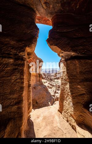 Guarda dall'interno del Lion Triclinium di Petra, Giordania Foto Stock