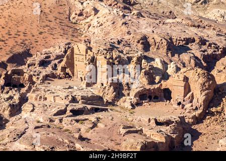 Vista delle tombe a Petra, Giordania, vista da un alto punto di vista Foto Stock