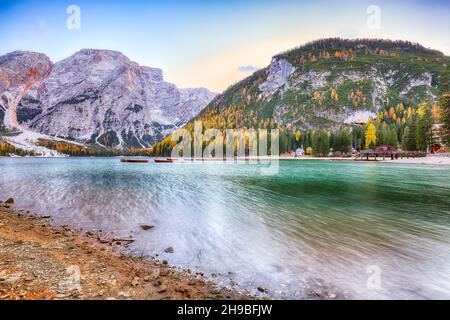 Eccezionale scenario del famoso lago alpino Braies in autunno. Ubicazione: Parco Nazionale Fanes-Sennes-Braies, regione Trentino-Alto Adige , provincia Bolzan Foto Stock