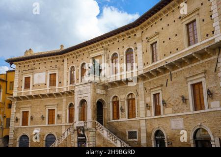 Fermo, Marche, Italia: Vecchi edifici nel centro storico Foto Stock