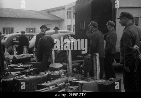 Warszawa, 1947-09. Tragarze na placu przed dwarcem Warszawa G³ówna. mb/mgs PAP Dok³adny dzieñ wydarzenia nieustalony. Varsavia, 1947 settembre. Facchini su una piazza di fronte alla stazione ferroviaria di Warszawa Glowna. mb/MGS PAP Foto Stock