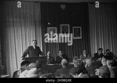 Warszawa, 1947-09. Posiedzenie robocze Naczelnej Rady Odbudowy Warszawy. NZ. Przemawia prezydent Boles³aw Bierut. W prezydium m.in. przewodnicz¹cy Sto³ecznej Rady Narodowej Stanis³aw Sankowski (2L), wiceminister odbudowy Juliusz ¯akowski (3L), prezydent Warszawy Stanis³aw To³wiñski (5L). po/mgs PAP Dok³adny dzieñ wydarzenia nieustalony. Varsavia, 1947 settembre. Una riunione di lavoro del Consiglio Capo della ricostruzione di Varsavia. Nella foto: Intervento del Presidente Boleslaw Bierut. Nel comitato direttivo presidente del Consiglio Nazionale di Varsavia Stanislaw Sankowski (2° a sinistra), vice ministro della ricostruzione Foto Stock