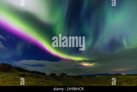 Aurora boreale nel cielo notturno, Islanda. Queste colorate tende di luci da ballo possono illuminare il cielo notturno in sfumature di verde Foto Stock