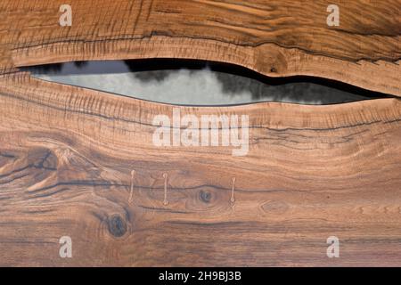 Dettaglio e bordo vivo di un tavolo da pranzo in resina epossidica Foto Stock