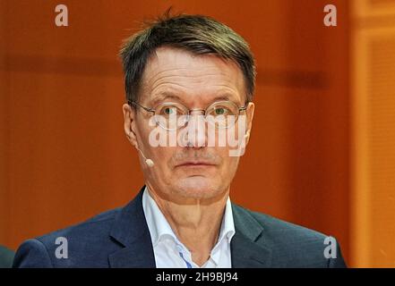 Berlino, Germania. 06 dicembre 2021. Karl Lauterbach (SPD) alla presentazione dei ministri del DOCUP da parte del Cancelliere designato Scholz (SPD), presso Willy Brandt House. Credit: Michael Kappeler/dpa/Alamy Live News Foto Stock