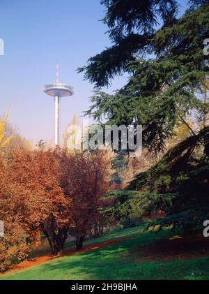 JARDINES EN OTOÑO CON EL FARO DE MONCLOA AL FONDO (OBRA DE SALVADOR PEREZ ARROYO). LOCALITÀ: PARQUE DEL OESTE. MADRID. SPAGNA. Foto Stock