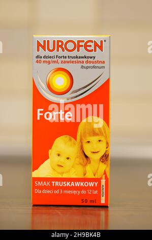 POZNAN, POLONIA - Sep 17, 2016: Un colpo verticale del marchio Nurofen Forte sciroppo di tosse in una scatola. Foto Stock