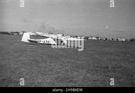 Warszawa, 1947-09-07. Obchody Œwiêta Lottictha na Polu Mokotowskim. Pokazy szybowcowe. po/ak PAP Varsavia, 7 settembre 1947. La Giornata dell'Aviazione al campo di Mokotowskie (Pole Mokotowskie). Lo spettacolo di alianti. po/ak PAP Foto Stock