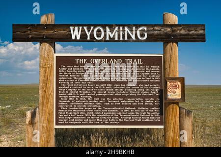 Segnale di informazione Overland Trail, Snowy Range Road, state Highway 130, Near Laramie, Wyoming, USA Foto Stock