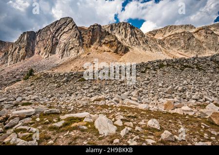 Panorama Snowy Range, rocce moreniche laterali, cime quarzite senza nome a sinistra, cima Medicine Bow dietro, Medicine Bow Mountains, Wyoming, USA Foto Stock