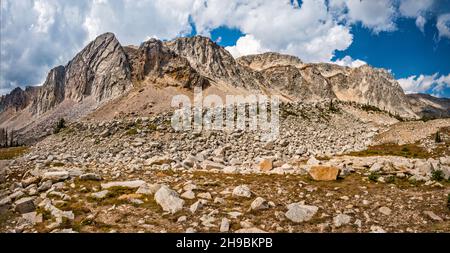 Panorama Snowy Range, rocce moreniche laterali in primo piano, Sugarloaf Mountain a destra, Medicine Bow Summit Behind, Medicine Bow Mtns, Wyoming, USA Foto Stock