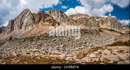 Panorama Snowy Range, rocce moreniche laterali in primo piano, Sugarloaf Mountain a destra, Medicine Bow Summit Behind, Medicine Bow Mtns, Wyoming, USA Foto Stock