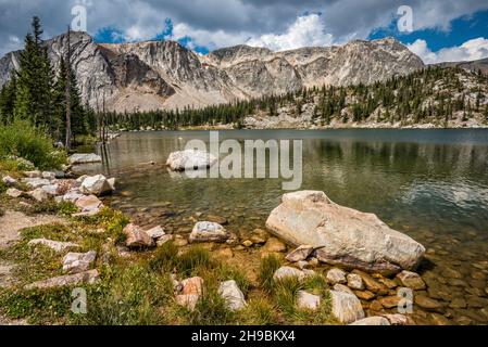 Panorama Snowy Range, Mirror Lake, cime quarzite senza nome a sinistra, Sugarloaf Mtn a destra, Medicine Bow Summit dietro, Medicine Bow Mtns, Wyoming USA Foto Stock