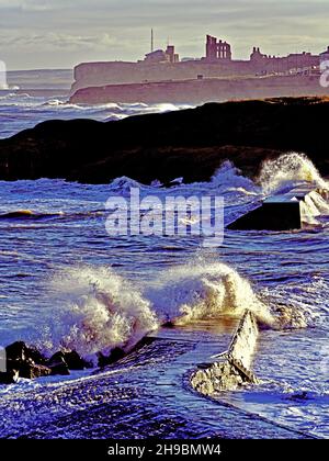 Cullercoats molo durante una tempesta e il Tynemouth Priory in background Foto Stock