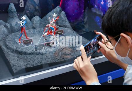 Shanghai, Shanghai, Cina. 6 dicembre 2021. Il 4 dicembre 2021, Shanghai Longhu Minhang Tianjie, Ultraman ha portato i personaggi di animazione giapponese più popolari come Kamen Rider ed EVA Evangelion a comparire nel tour dell'esposizione 'Soul' dell'eroe. Anche i principali attori creativi giapponesi dello speciale equipaggio di telecamere di ''Ultraman'' inviarono messaggi di congratulazioni sul grande schermo, mentre gli artisti cosplay sulla scena interagivano con il grande schermo per suonare un "mini stage play". Le storiche mura di Ultraman e Kamen Rider mostrano la gloriosa storia di questi IP. Per la prima volta in Cina, Foto Stock