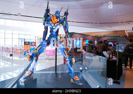 Shanghai, Shanghai, Cina. 6 dicembre 2021. Il 4 dicembre 2021, Shanghai Longhu Minhang Tianjie, Ultraman ha portato i personaggi di animazione giapponese più popolari come Kamen Rider ed EVA Evangelion a comparire nel tour dell'esposizione 'Soul' dell'eroe. Anche i principali attori creativi giapponesi dello speciale equipaggio di telecamere di ''Ultraman'' inviarono messaggi di congratulazioni sul grande schermo, mentre gli artisti cosplay sulla scena interagivano con il grande schermo per suonare un "mini stage play". Le storiche mura di Ultraman e Kamen Rider mostrano la gloriosa storia di questi IP. Per la prima volta in Cina, Foto Stock