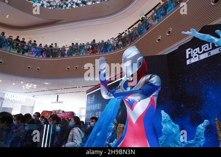 Shanghai, Shanghai, Cina. 6 dicembre 2021. Il 4 dicembre 2021, Shanghai Longhu Minhang Tianjie, Ultraman ha portato i personaggi di animazione giapponese più popolari come Kamen Rider ed EVA Evangelion a comparire nel tour dell'esposizione 'Soul' dell'eroe. Anche i principali attori creativi giapponesi dello speciale equipaggio di telecamere di ''Ultraman'' inviarono messaggi di congratulazioni sul grande schermo, mentre gli artisti cosplay sulla scena interagivano con il grande schermo per suonare un "mini stage play". Le storiche mura di Ultraman e Kamen Rider mostrano la gloriosa storia di questi IP. Per la prima volta in Cina, Foto Stock