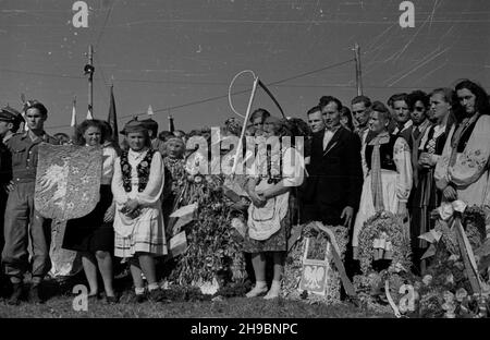 Opole, 1947-09-14. Ogólnopolskie obchody Œwiêta Plonów, do¿ynki. Uroczystoœci na miejskich b³oniach. NZ. Delegacje ch³opskie w strojach regionalnych z tradycyjnymi wieñcami do¿ynkowymi. po/mgs PAP Opole, 14 settembre 1947. Celebrazioni nazionali del raccolto nelle aree suburbane di Opole. Nella foto: Delegati dei contadini in costumi regionali con corone di raccolta tradizionali. po/mgs PAP Foto Stock