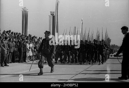 Opole, 1947-09-14. Ogólnopolskie obchody Œwiêta Plonów, do¿ynki. NZ. defilada wojskowa na miejskich b³oniach. po/mgs PAP Opole, 14 settembre 1947. Festa del raccolto in tutta la Polonia. Nella foto: Una parata sul comune. po/mgs PAP Foto Stock